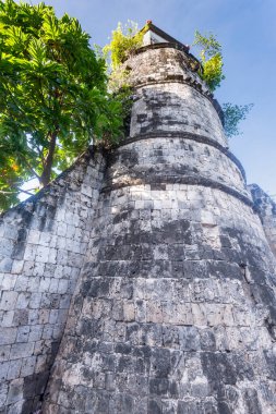 1760 dolaylarında, mercan taşlarından yapılmış yüksek bir çan kulesi, kasabayı yağmalayıp kadın çalan işgalci korsanlara karşı halkı uyarmak için yapıldı. Bir katedral alanının yanında ve hala kullanılan kutsal bir tapınağın yanında..
