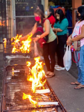 Dumaguete, Negros Adası, Filipinler-Şubat 01: 2023: Kendini adamış Katolikler, Hıristiyan ikonlarına şükranlarını sunmak için her gün kutsal bölgeyi ziyaret edin..