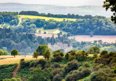 İngiltere 'nin batısının tipik kırsal kesiminde, güzel yemyeşil yaz yeşillikleri, çayırlar ve çayırların ortasındaki bir vadide yuva yapmış tarihi bir yer..