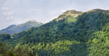 Güzel yaz manzarası, Malvern Tepesi sıradağları, Worcestershire Feneri, akşamüstü güneş ışığı, tepelere parlıyor, yemyeşil İngiliz kırsalları arasında ünlü simgeler..