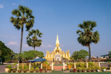 Girişin yanında, antik Kral Setthathirat 'ın heykeli olan Stupa, M.Ö. 3. yüzyılda, gün ışığında parıldayan parlak altın rengi ile kuruldu. Laos' ta önemli bir ulusal anıt ve ulusal bir sembol..