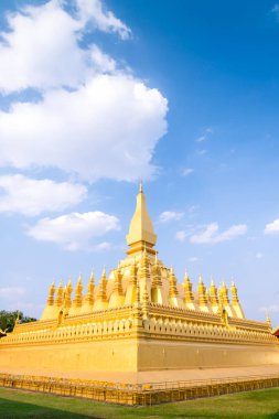 İyi korunmuş yeşil çimlerle çevrili Stupa, M.Ö. 3. yüzyılda, gün ışığında parıldayan altın yüzeyi kurdu. Laos 'ta önemli bir ulusal anıt ve ulusal bir sembol..