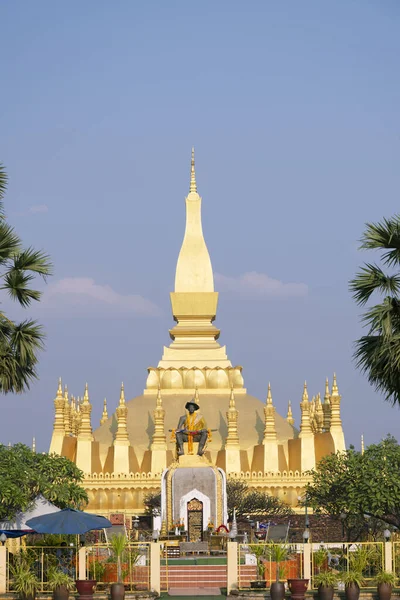 Vlakbij Ingang Standbeeld Van Oude Koning Setthathirat Stupa Opgericht Eeuw — Stockfoto