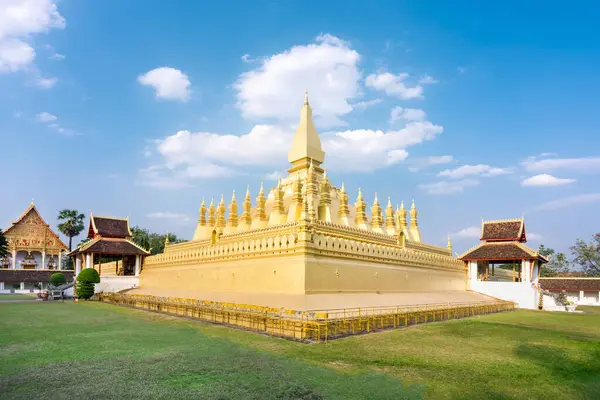 Rodeada Césped Verde Bien Cuidado Stupa Estableció Siglo Iii Vibrante — Foto de Stock