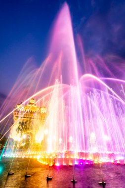 Güzel, renkli ışık ve çeşme su gösterimi, yakınlardaki hoparlörlerden gelen vatansever Lao müziğiyle senkronize, Patuxay Savaş anıtı arka planda aydınlatıldı. Her gün, alacakaranlıkta sahnelendi..