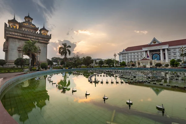 Patuxay Park Naast Iconische Hoofdstad Oriëntatiepunt Oorlogsmonument Verlicht Mooie Afterglow — Stockfoto