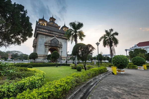 在老挝首都市中心的一个受欢迎的公园里 人们在晚上下班后一起坐着 也很受游客们的欢迎 — 图库照片
