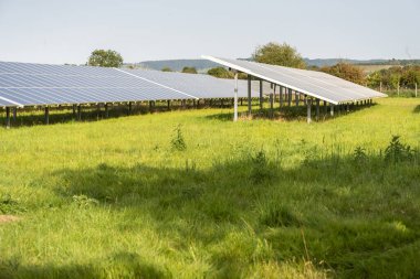 Güneş enerjisi üretimi, İngiltere 'nin kırsal kesimlerinde, kırsal kesimlerinde, Gloucester bölgesindeki yerel bölgelere ve köylere temiz sürdürülebilir enerji sağlıyor..
