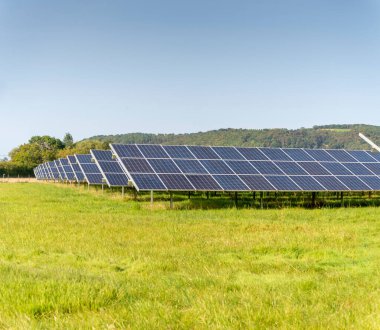 Güneş enerjisi üretimi, İngiltere 'nin kırsal kesimlerinde, kırsal kesimlerinde, Gloucester bölgesindeki yerel bölgelere ve köylere temiz sürdürülebilir enerji sağlıyor..