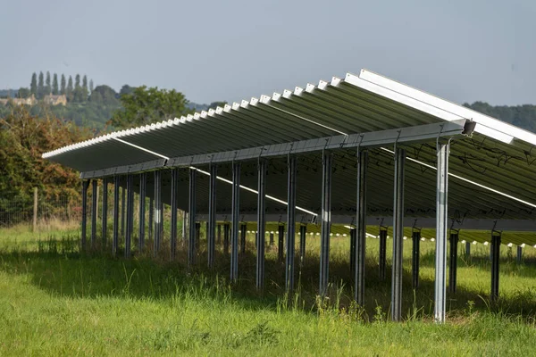 Vista Lateral Detallada Paneles Solares Unidades Trabajo Que Brillan Reflejan —  Fotos de Stock