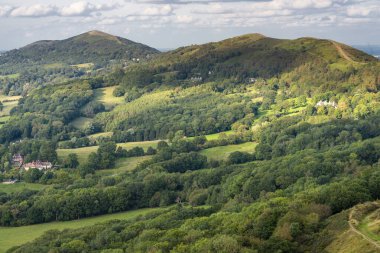 Buradan kuzeye, Malverns Tepesi 'nin aşağısına doğru, Demir Çağ kalesinin zirvesinden, güzel bir yaz akşamüstü,,.