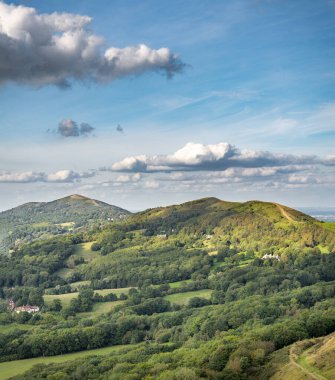 Buradan kuzeye, Malverns Tepesi 'nin aşağısına doğru, Demir Çağ kalesinin zirvesinden, güzel bir yaz akşamüstü,,.
