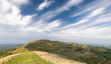 Güzel yeşil çimen tepe yürüyüş yolunu kaplamış kuzeye doğru antik Demir Çağı kalesine ve Worcestershire 'daki ikonik tepe sırasına doğru gidiyor..