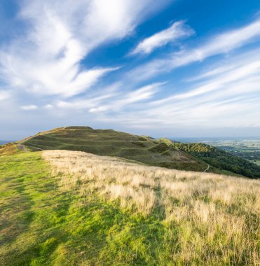 Güzel yeşil çimen tepe yürüyüş yolunu kaplamış kuzeye doğru antik Demir Çağı kalesine ve Worcestershire 'daki ikonik tepe sırasına doğru gidiyor..