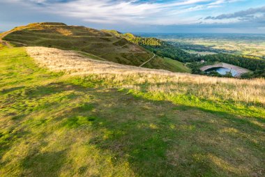 Güzel yeşil çimen tepe yürüyüş yolunu kaplamış kuzeye doğru antik Demir Çağı kalesine ve Worcestershire 'daki ikonik tepe sırasına doğru gidiyor..