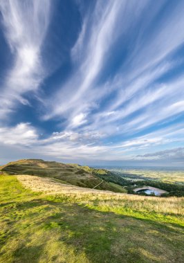 Güzel yeşil çimen tepe yürüyüş yolunu kaplamış kuzeye doğru antik Demir Çağı kalesine ve Worcestershire 'daki ikonik tepe sırasına doğru gidiyor..
