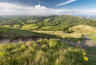 Taş, kuzeye, Malvernlere doğru ilerliyor. Herefordshire Beacon 'ın tepesindeki Demir Çağ kalesinin zirvesinden..