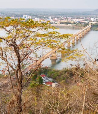 Ayrıca yerel halk tarafından Japon Köprüsü ya da Pakse Köprüsü olarak da bilinir. Alacakaranlıkta sokak ışıklarının yanında, Mekong 'u geçmek için çok kullanışlı ve zaman tasarruflu bir yapı..