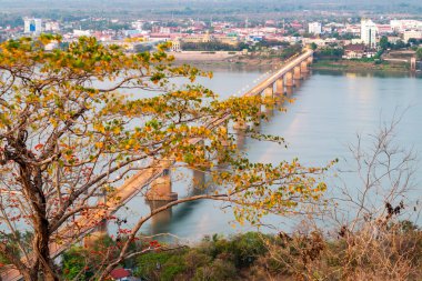 Ayrıca yerel halk tarafından Japon Köprüsü ya da Pakse Köprüsü olarak da bilinir. Alacakaranlıkta sokak ışıklarının yanında, Mekong 'u geçmek için çok kullanışlı ve zaman tasarruflu bir yapı..