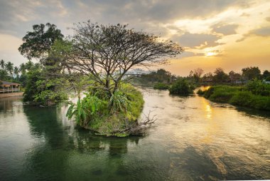Don Det-Don Khon 'un tarihi demiryolu köprüsünden gün batımı manzarası, Mekong nehrinden geçiyor 4000 ada, Champasak Eyaleti, güney Laos.