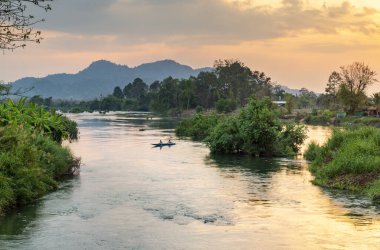 Mekong Nehri boyunca güzel, huzurlu bir manzara, Eski Fransız sömürge döneminden kalma köprü, eski dar bir demiryolu, popüler bir dönüm noktası, gezginlerin güneş batarken ya da dinlenirken geçmeleri için..