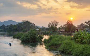 Mekong Nehri boyunca güzel, huzurlu bir manzara, Eski Fransız sömürge döneminden kalma köprü, eski dar bir demiryolu, popüler bir dönüm noktası, gezginlerin güneş batarken ya da dinlenirken geçmeleri için..