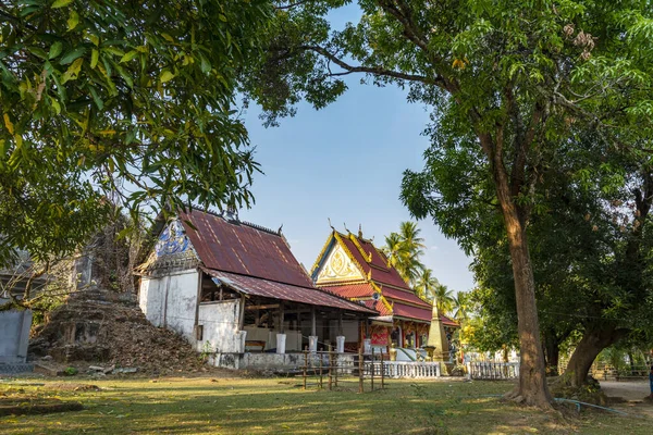 ホーネ島の小さな仏教寺院 美しい古代の建物は 午後遅く 多くの葉樹に囲まれて 平和な周辺と青空に日陰を与えています — ストック写真