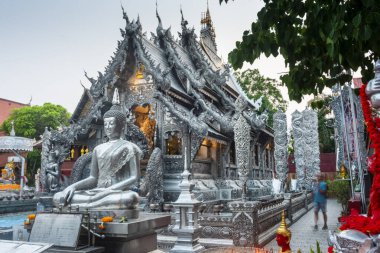 Tapınak girişinin yanında, Chiang Mai.Unique 'in en güzellerinden biri, gümüşle kaplanmış, içi ve dışı, karmaşık bir şekilde, geleneksel el yapımı ve yetenekli yerel sanatçılar tarafından tasarlanmış..