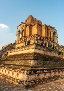 Ana merkez, 14. yüzyıldan kalma geniş tapınak kompleksi, antik Lanna mimarisi, öğleden sonra güneşiyle aydınlatılmış, ağaçlarla çevrili güzel bir bölge, Chiangmai 'nin eski şehir sınırları içinde..