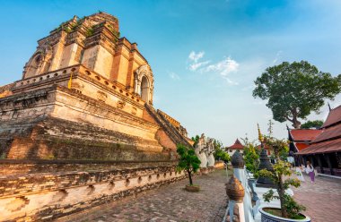 Ana merkez, 14. yüzyıldan kalma geniş tapınak kompleksi, antik Lanna mimarisi, öğleden sonra güneşiyle aydınlatılmış, ağaçlarla çevrili güzel bir bölge, Chiangmai 'nin eski şehir sınırları içinde..
