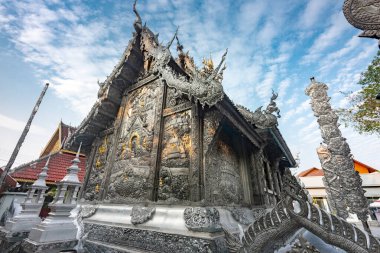 Chiang Mai.Eşsiz tapınağındaki en güzel tapınaklardan biri. İçi ve dışı gümüşlerle kaplıydı. Karmaşık bir şekilde, geleneksel olarak el yapımı ve Tayland 'da türünün tek örneğiydi..