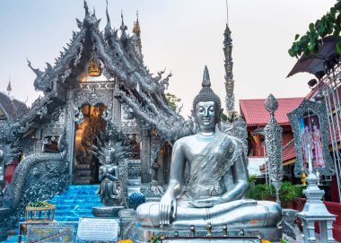 Tapınak girişinin yanında, Chiang Mai.Unique 'in en güzel yerlerinden biri, gümüşle kaplanmış, içi ve dışı, karmaşık bir şekilde, geleneksel el yapımı ve yetenekli yerel sanatçılar tarafından şekillendirilmiş..
