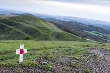 11 Kasım 'da, ateşkes gününde, Antik Tepe Kalesi' nin tepesinde, günbatımında, Malvern 'in güneyindeki tepelerde, anonim bir tepe yürüyüşçüsü tarafından toprağa yerleştirilen kırmızı haşhaş sembolü anısına.