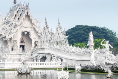 Şaşılacak şekilde tasarlanmış yapı ve büyük turizm merkezleri, gün doğumunda, turistler gelmeden önce. Ulusal sanatçı Chalermchai Kositpipat tarafından yaratılan güzel sanat eserleri 1997 yılında açıldı..