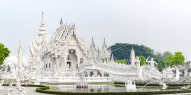Şaşılacak şekilde tasarlanmış yapı ve büyük turizm merkezleri, gün doğumunda, turistler gelmeden önce. Ulusal sanatçı Chalermchai Kositpipat tarafından yaratılan güzel sanat eserleri 1997 yılında açıldı..