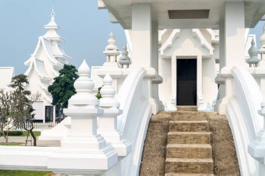 İç alan, entrika ile tasarlanmış fantezi sanat eserleriyle dolu. Ulusal sanatçı Chalermchai Kositpipat tarafından yaratılan süslü detaylar gibi güzel kar beyazı, gerçeküstü bir masal, 1997 'nin açılışını yaptı..