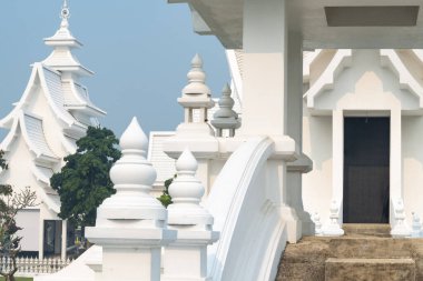 İç alan, entrika ile tasarlanmış fantezi sanat eserleriyle dolu. Ulusal sanatçı Chalermchai Kositpipat tarafından yaratılan süslü detaylar gibi güzel kar beyazı, gerçeküstü bir masal, 1997 'nin açılışını yaptı..