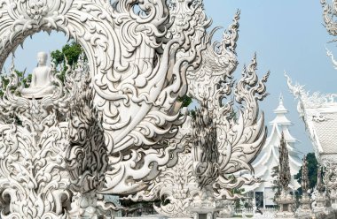 İç alan, entrika ile tasarlanmış fantezi sanat eserleriyle dolu. Ulusal sanatçı Chalermchai Kositpipat tarafından yaratılan süslü detaylar gibi güzel kar beyazı, gerçeküstü bir masal, 1997 'nin açılışını yaptı..
