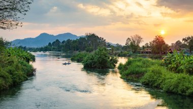 Mekong Nehri boyunca güzel, huzurlu bir manzara, Eski Fransız sömürge döneminden kalma köprü, eski dar bir demiryolu, popüler bir dönüm noktası, gezginlerin güneş batarken ya da dinlenirken geçmeleri için..