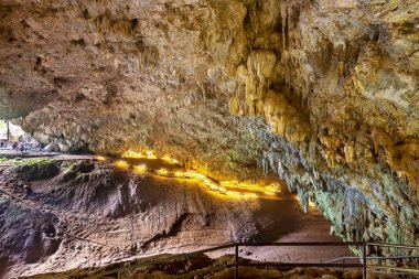 Tayland 'ın kuzeyindeki mağara sistemi, Thamluang Khunnam Nangnon Milli Parkı. Tayland' da öğrencilerin mağara dalgıçları tarafından kurtarılıp mağaraların derinliklerine hapsedildiği ve kesildiği yer olarak bilinir..