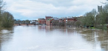 Severn Nehri 'ne akan yağmur sularından, nehir kenarlarındaki tepelerden ve kırsal alanlardan, uzun süren kış mevsimlerinden, fırtınalardan kaynaklanan yeni yıl yağmurlarından,.