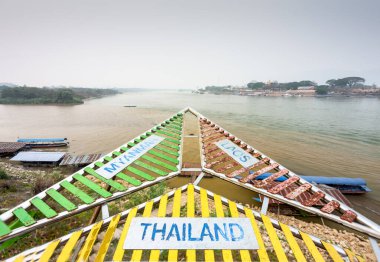 Turistler için çok renkli işaretler, sınır ülkeleri olan Tayland, Myanmar ve Laos 'un Ruak ve Mekong nehirlerinin kesiştiği noktada Altın Üçgen' i oluşturduğunu gösteriyor..
