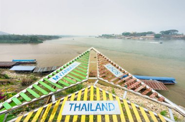 Turistler için çok renkli işaretler, sınır ülkeleri olan Tayland, Myanmar ve Laos 'un Ruak ve Mekong nehirlerinin kesiştiği noktada Altın Üçgen' i oluşturduğunu gösteriyor..