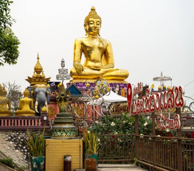 Tayland, Myanmar ve Laos sınırları ve Ruak ve Mekong nehirlerinin birleştiği yerde popüler bir antik, dini Budist tapınağı ve turistik cazibe merkezi..