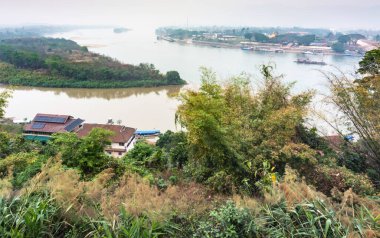 Tailand, Myanmar ve Laos 'un buluşma noktasında Mekong Nehri ve küçük bir kasaba, aynı zamanda popüler bir turizm merkezi..
