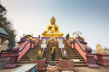 Tayland, Myanmar ve Laos sınırları ve Ruak ve Mekong nehirlerinin birleştiği yerde popüler bir antik, dini Budist tapınağı ve turistik cazibe merkezi..