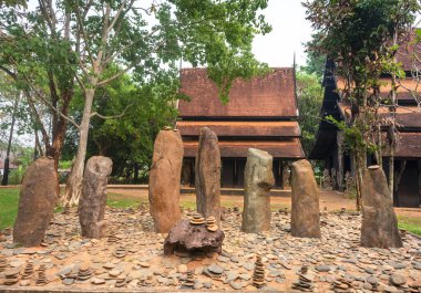 Chiang Rai, Tayland-31 Mart 2023: Geniş, zarif alanlar içinde, Thawan Duchanee & diğer çağdaş Tayland sanatçılarının çalışmalarının yer aldığı koyu ve siyah ahşap binalar ve eşyalar koleksiyonu.