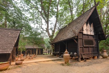 Chiang Rai, Tayland-31 Mart 2023: Geniş, zarif alanlar içinde, Thawan Duchanee & diğer çağdaş Tayland sanatçılarının çalışmalarının yer aldığı koyu ve siyah ahşap binalar ve eşyalar koleksiyonu.