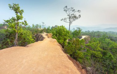 Popüler seyahat yerleri, gün batımında dramatik manzaralar, doğal yollardan oluşmuş aşınmış vadiler, manzaralar ve doğal güzellikler. Dar, sarp ve tehlikeli yollar, destansı kırsal kesimlerde dönüyor..