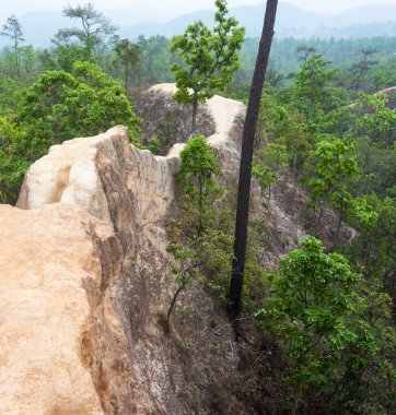 Popüler seyahat yerleri, gün batımında dramatik manzaralar, doğal yollardan oluşmuş aşınmış vadiler, manzaralar ve doğal güzellikler. Dar, sarp ve tehlikeli yollar, destansı kırsal kesimlerde dönüyor..